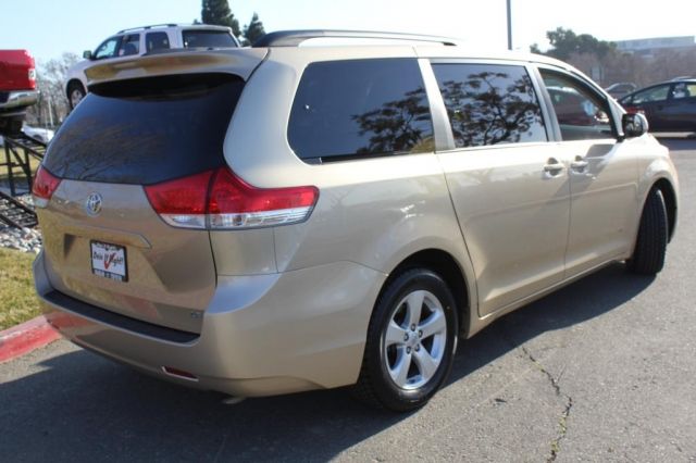 Toyota Sienna 2012 photo 2
