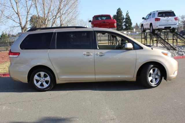 Toyota Sienna 2012 photo 3