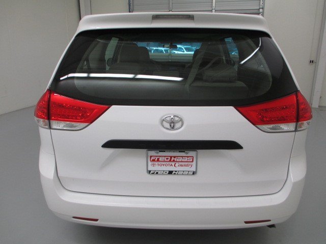 Toyota Sienna 2012 photo 3