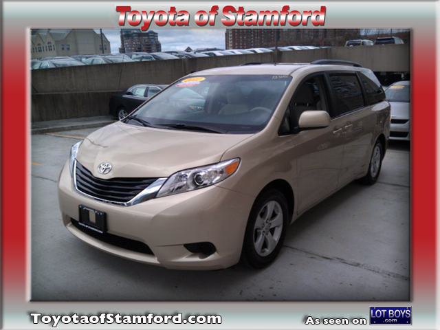 Toyota Sienna 2012 photo 1