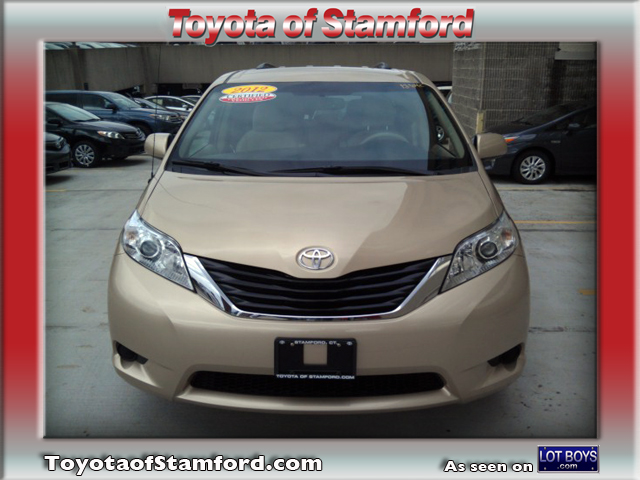Toyota Sienna 2012 photo 2