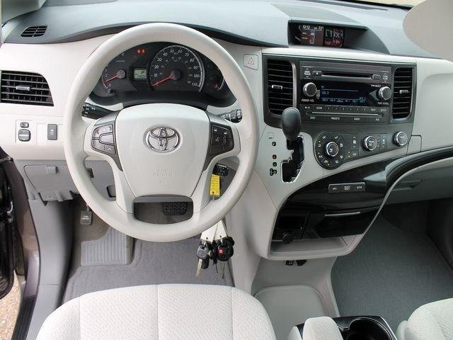 Toyota Sienna 2012 photo 5