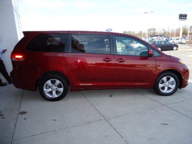Toyota Sienna 2012 photo 2
