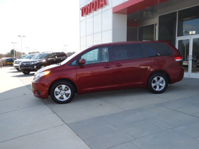 Toyota Sienna 2012 photo 5