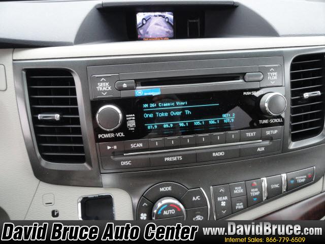 Toyota Sienna 2012 photo 2