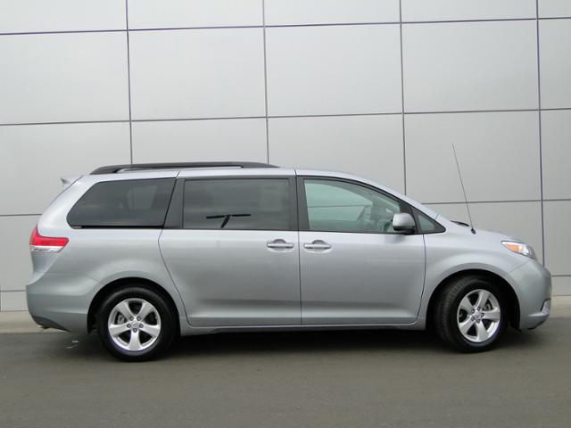 Toyota Sienna 2012 photo 1