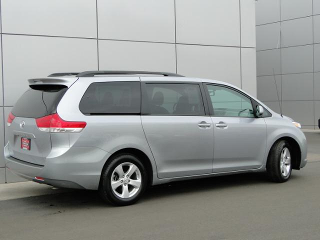 Toyota Sienna 2012 photo 2