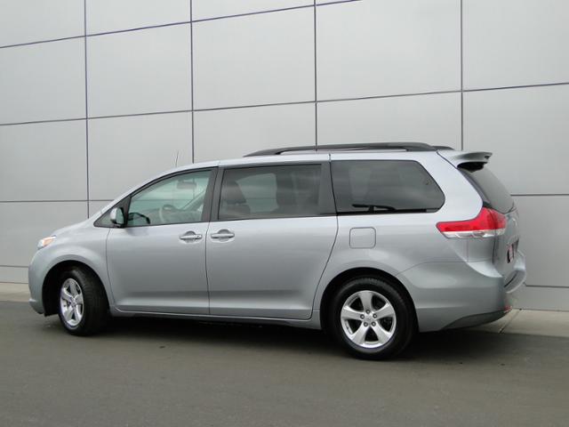 Toyota Sienna 2012 photo 3
