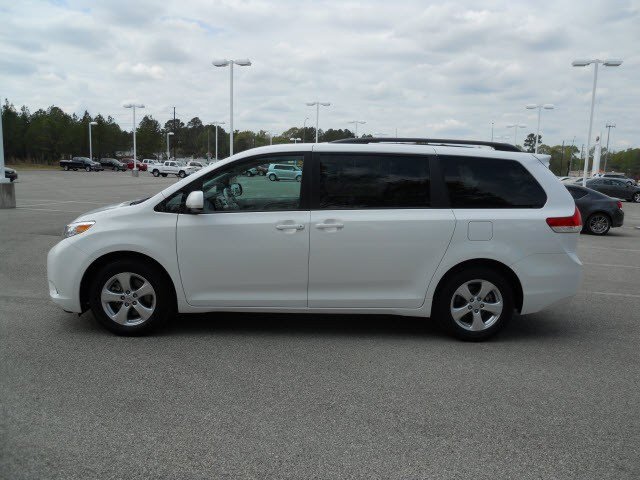 Toyota Sienna 2012 photo 2