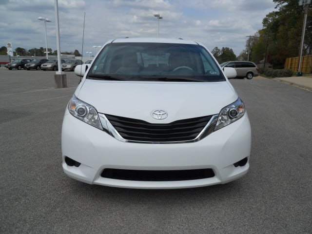 Toyota Sienna 2012 photo 5