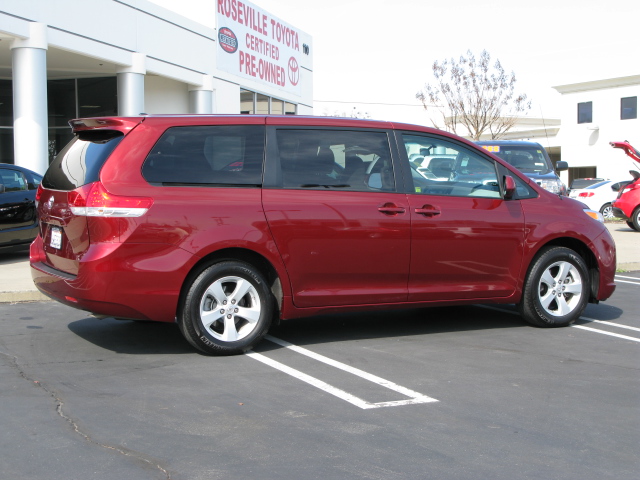 Toyota Sienna 2012 photo 1