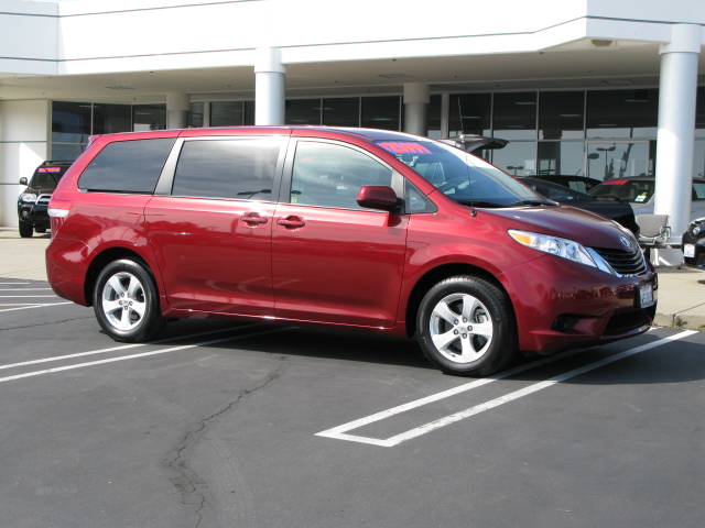 Toyota Sienna 2012 photo 3