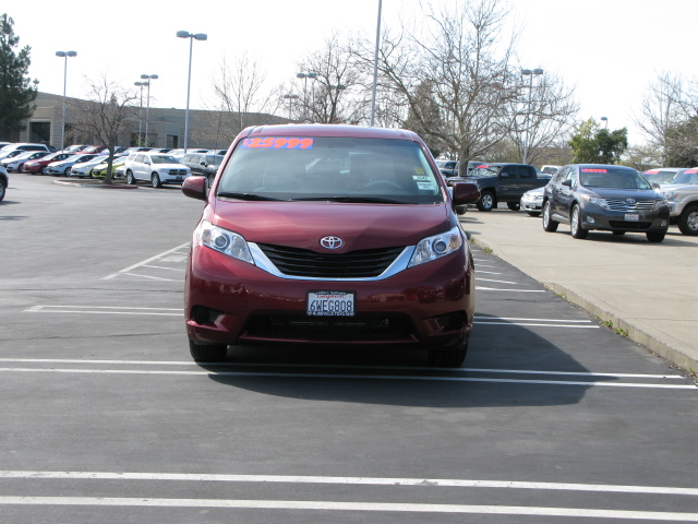 Toyota Sienna 2012 photo 5