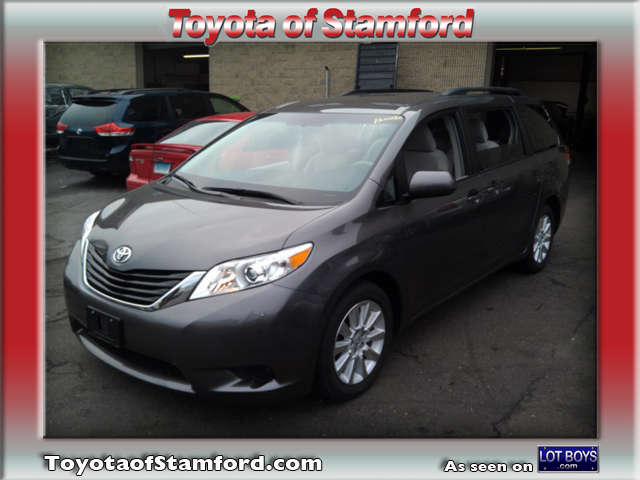Toyota Sienna 2012 photo 1
