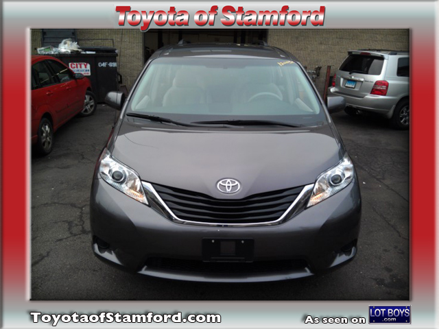 Toyota Sienna 2012 photo 2