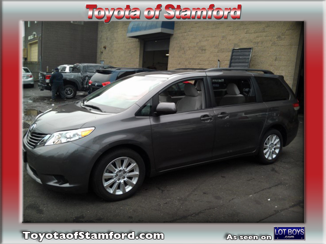 Toyota Sienna 2012 photo 3