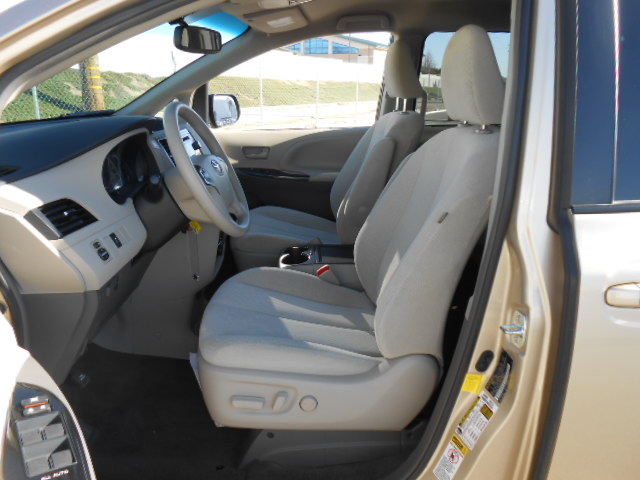 Toyota Sienna 2012 photo 4