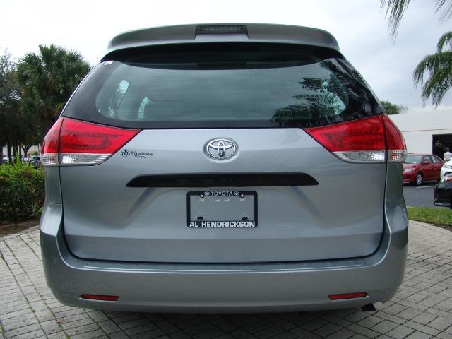 Toyota Sienna 2012 photo 1