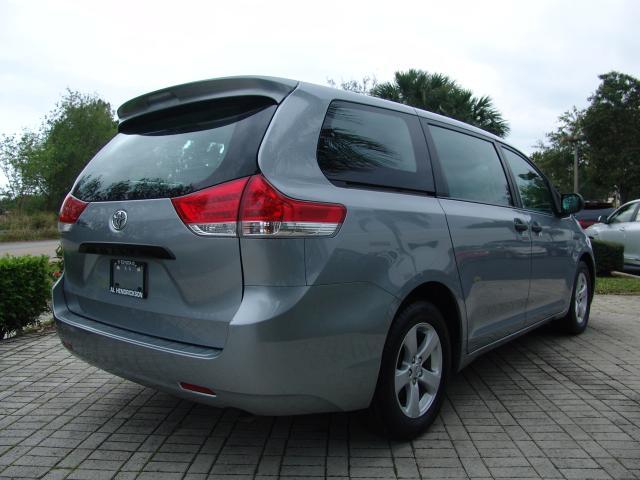 Toyota Sienna 2012 photo 2