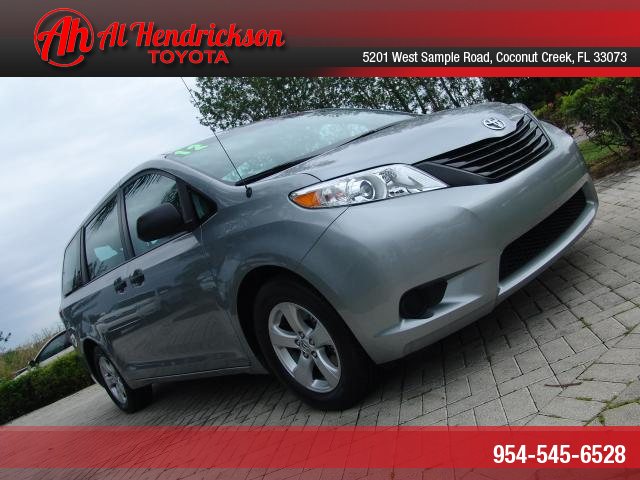 Toyota Sienna 2012 photo 3