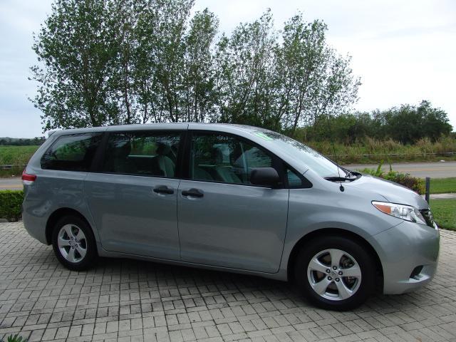 Toyota Sienna 2012 photo 4