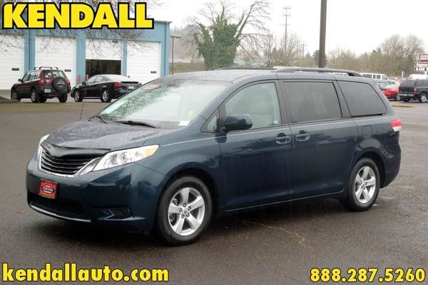 Toyota Sienna 2012 photo 3