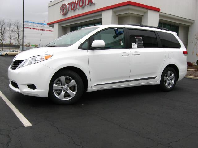Toyota Sienna 2012 photo 1