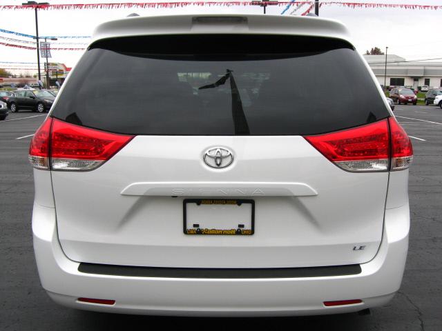 Toyota Sienna 2012 photo 2