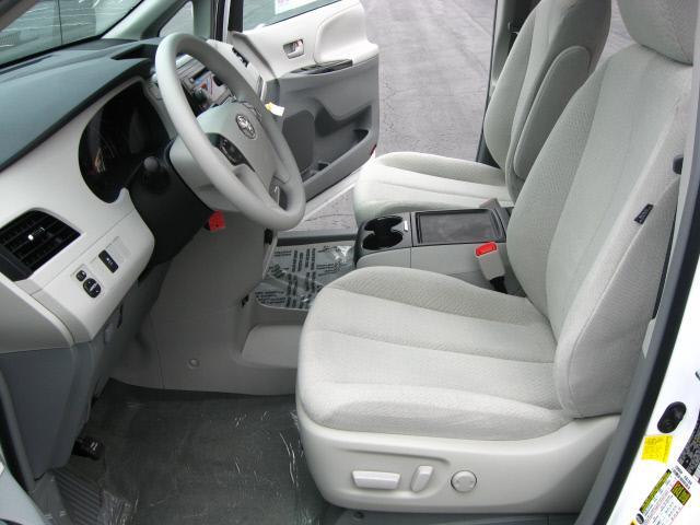 Toyota Sienna 2012 photo 3
