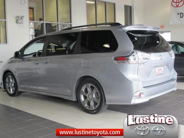 Toyota Sienna 2012 photo 2