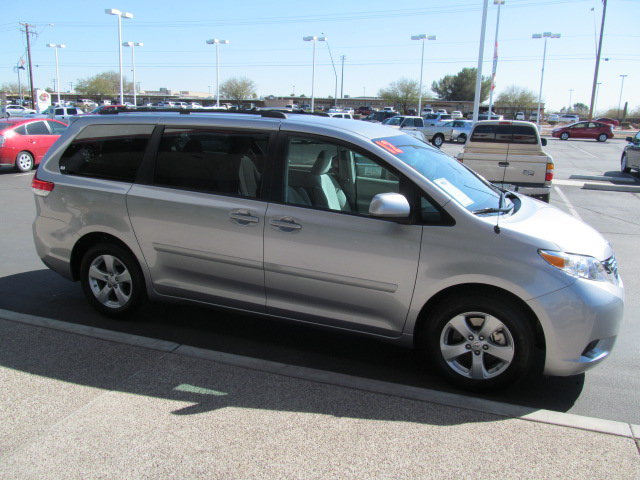 Toyota Sienna 2012 photo 1