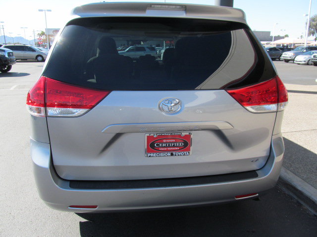 Toyota Sienna 2012 photo 2