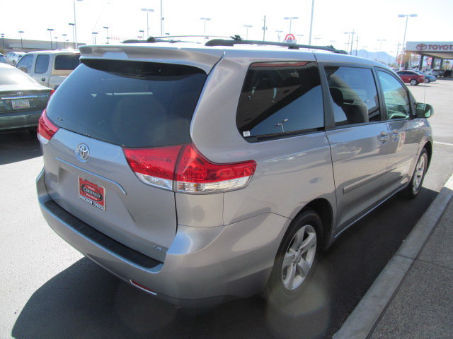 Toyota Sienna 2012 photo 3