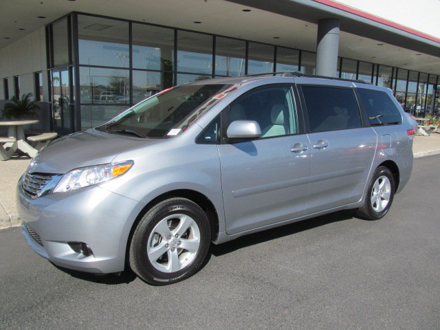 Toyota Sienna 2012 photo 4