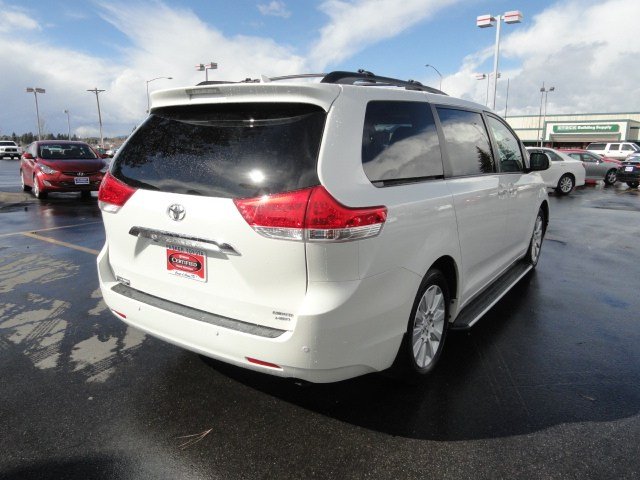 Toyota Sienna 2012 photo 3