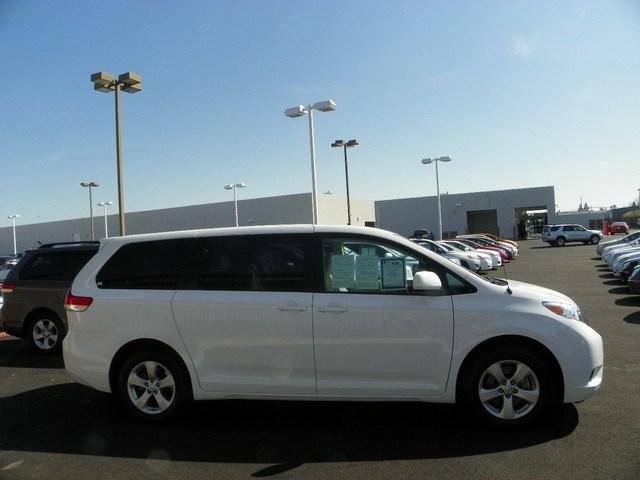 Toyota Sienna 2012 photo 1