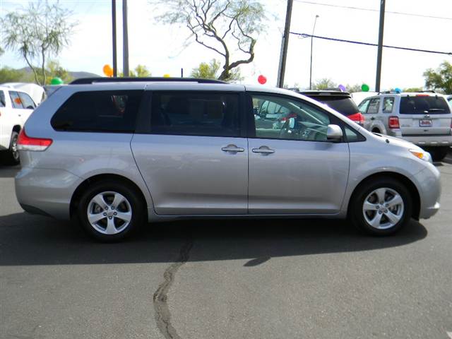 Toyota Sienna 2012 photo 1
