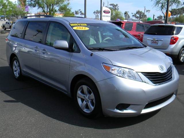 Toyota Sienna 2012 photo 2