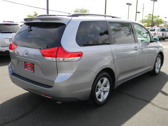 Toyota Sienna 2012 photo 3