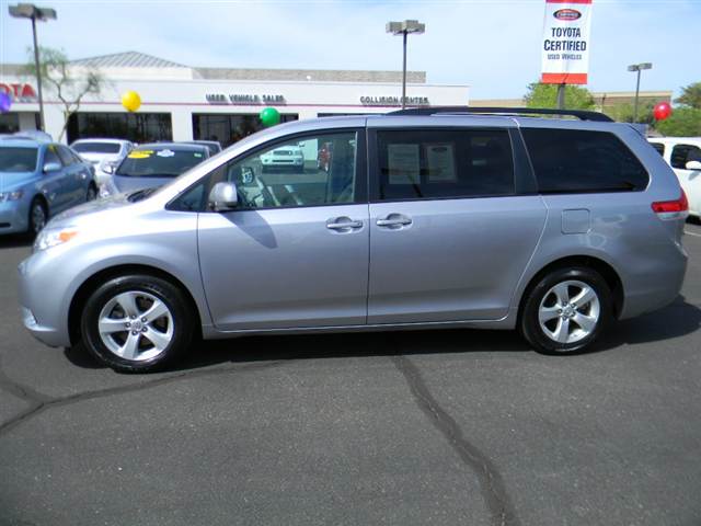 Toyota Sienna 2012 photo 4