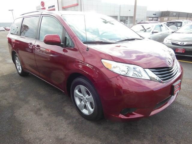 Toyota Sienna 2012 photo 2