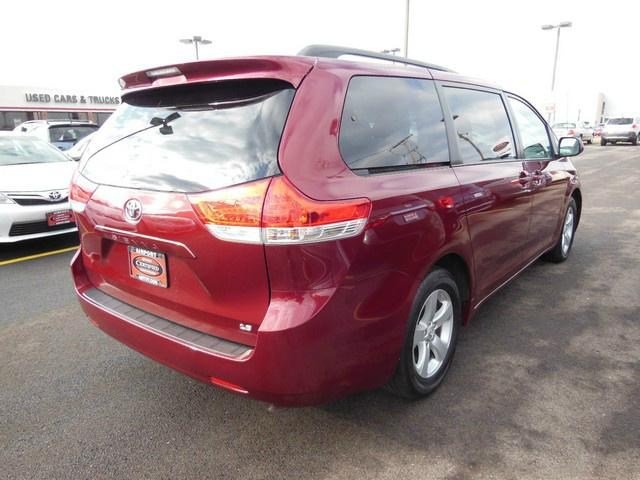 Toyota Sienna 2012 photo 3