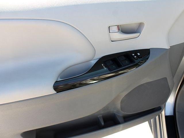 Toyota Sienna 2012 photo 2