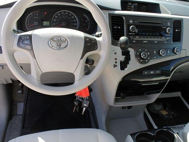Toyota Sienna 2012 photo 3