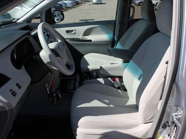 Toyota Sienna 2012 photo 4