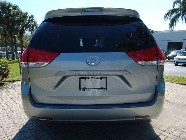 Toyota Sienna 2012 photo 1