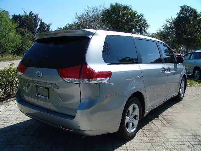 Toyota Sienna 2012 photo 2