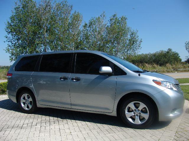 Toyota Sienna 2012 photo 3