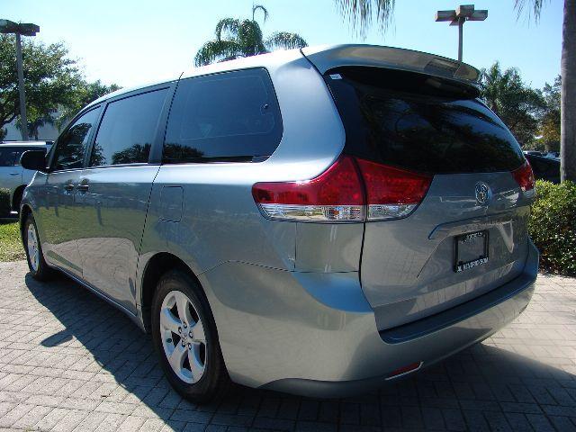 Toyota Sienna 2012 photo 5