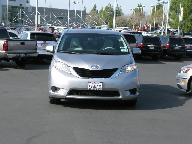 Toyota Sienna 2012 photo 3